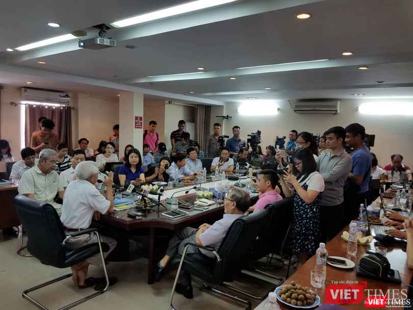 Quang cảnh buổi sinh hoạt chuyên đề "Công nghệ giáo dục trong kỷ nguyên 4.0" của CLB Cafe Số với người diễn thuyết là Giáo sư Hồ Ngọc Đại