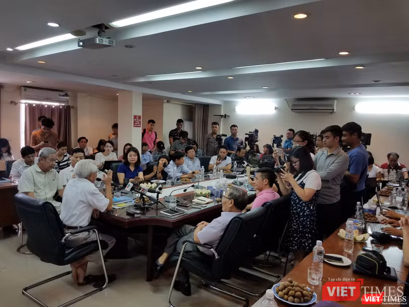 Quang cảnh buổi sinh hoạt chuyên đề "Công nghệ giáo dục trong kỷ nguyên 4.0" của CLB Cafe Số với người diễn thuyết là Giáo sư Hồ Ngọc Đại