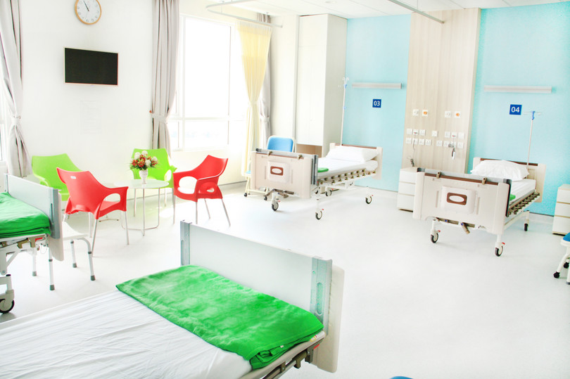 Phòng bệnh được thiết kế tươi sáng, nhẹ nhõm, nằm trong phối cảnh tổng thể của không gian xanh bao quanh khu nhà khám chữa bệnh