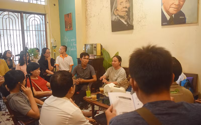 Thạc sĩ thực hành làm nông tự nhiên Nguyễn Tường Miên trong vòng vây của "người hâm mộ" đến để tìm hiểu về nông nghiệp bền vững Thạc sĩ thực hành làm nông tự nhiên Nguyễn Tường Miên trong vòng vây của "người hâm mộ" đến để tìm hiểu về nông nghiệp bền vững