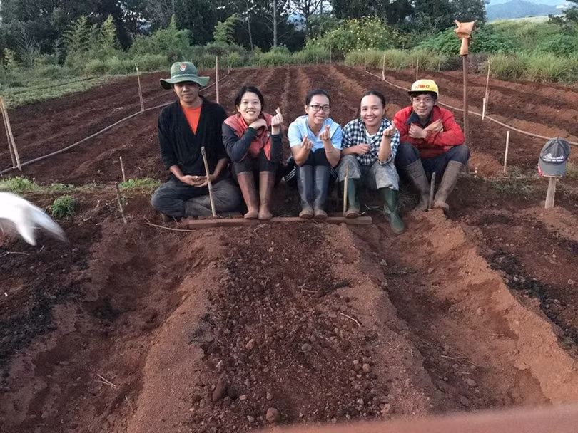 Nguyễn Tường Miên (người mang khăn rằn) cùng các cộng sự quyết cải tạo đất Nguyễn Tường Miên (người mang khăn rằn) cùng các cộng sự quyết cải tạo đất