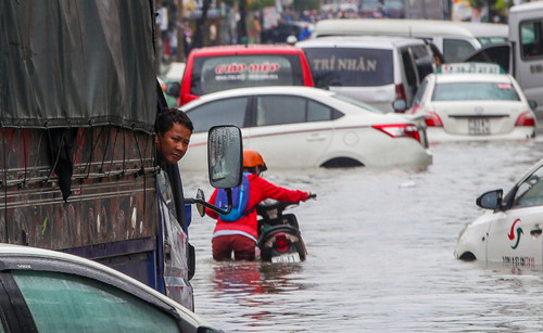 Sáng 26/11, một số tuyến phố tại TP HCM vẫn còn ngập nặng. Ảnh: Quỳnh Trần.