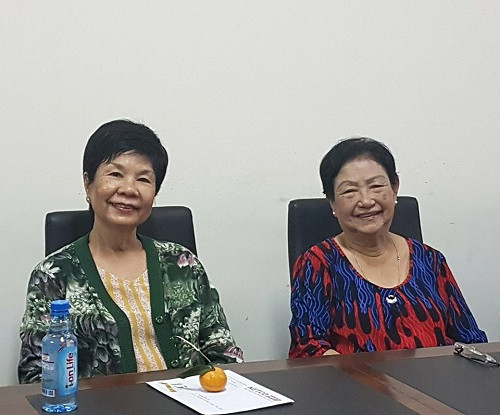 Bà Ngô Mai Hà (trái) đại diện cho 2 gia đình nhạc sĩ Ngô Thụy Miên và Phạm Trọng Cầu. Bà Kha Thị Đàng (phải) đại diện gia đình nhạc sĩ Châu Kỳ tại cuộc họp với VCPMC.