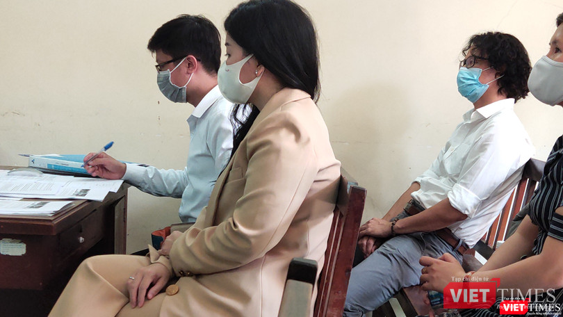 Bệnh nhân Nguyễn Thị Mộng C đọc lại bài viết được nửa câu đã bật khóc (Ảnh: H.B)