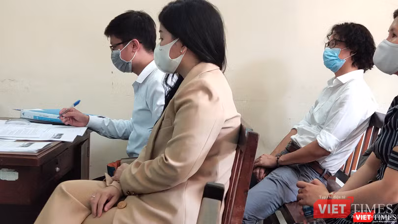 Bệnh nhân Nguyễn Thị Mộng C đọc lại bài viết được nửa câu đã bật khóc (Ảnh: H.B)