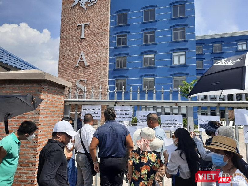 Phụ huynh Trường quốc tế Mỹ đi kiện đòi công bằng và tôn trọng (Ảnh: PH) Phụ huynh Trường quốc tế Mỹ đi kiện đòi công bằng và tôn trọng (Ảnh: PH)