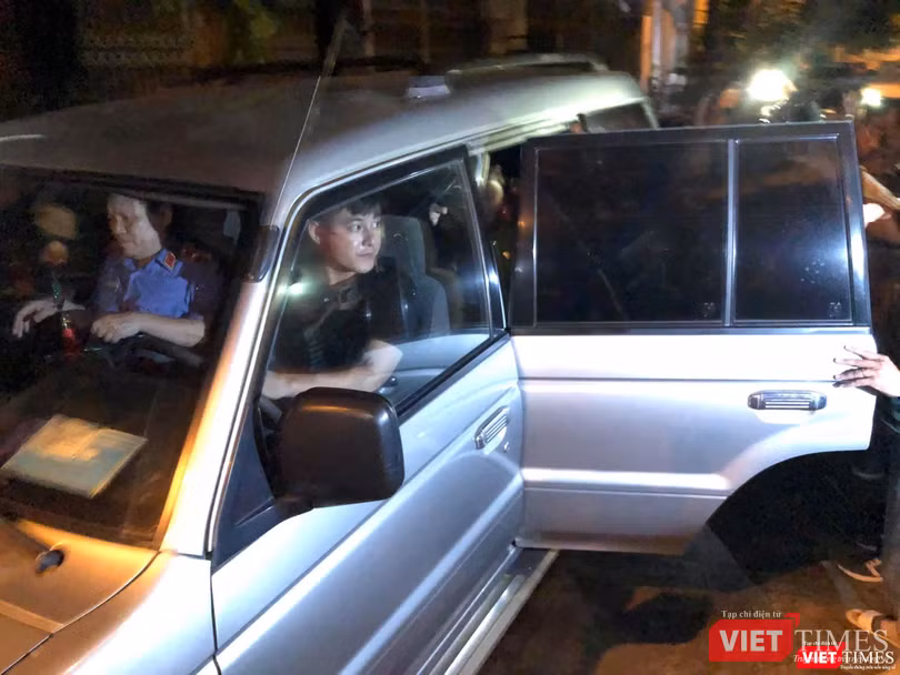 Nhà chức trách ra về sau hơn hai giờ làm nhiệm vụ tại nhà riêng ông Đào Tấn Bằng.