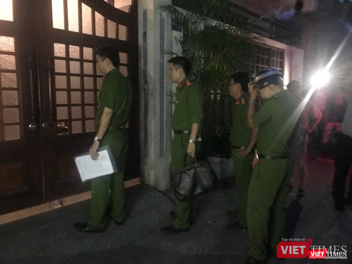 Lực lượng cảnh sát tiến hành các thủ tục khám nhà ông Đào Tấn Bằng.