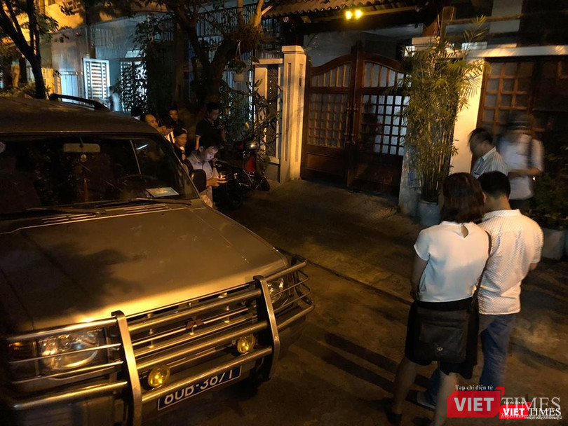 Rất đông báo chí và người dân tập trung theo dõi sự việc.