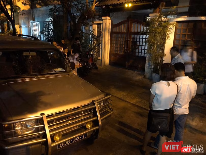 Rất đông báo chí và người dân tập trung theo dõi sự việc.