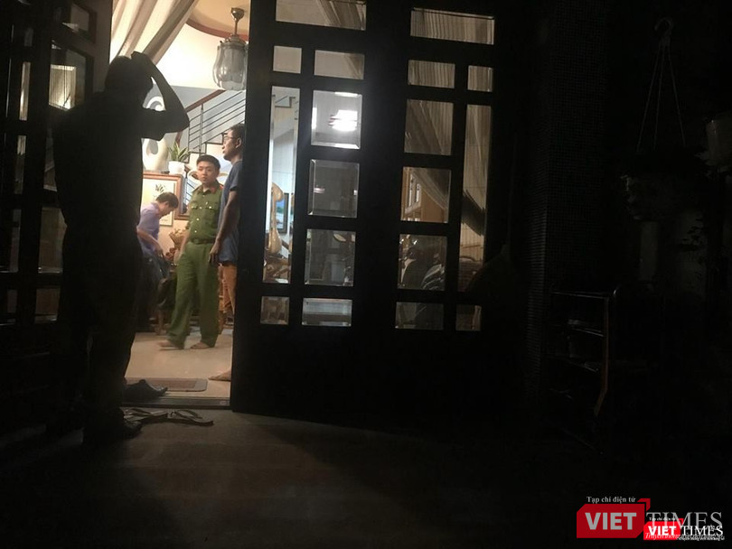 Nhà chức trách đang thực hiện nhiệm vụ. Ngoài lực lượng cảnh sát, còn có cả sự xuất hiện của vị đại diện Viện Kiểm sát.