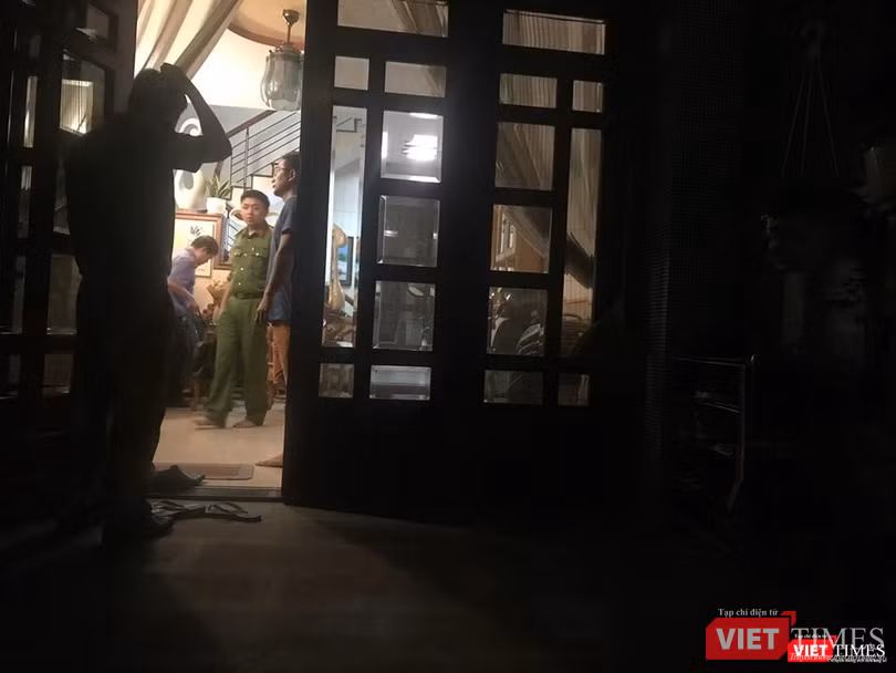 Nhà chức trách đang thực hiện nhiệm vụ. Ngoài lực lượng cảnh sát, còn có cả sự xuất hiện của vị đại diện Viện Kiểm sát.