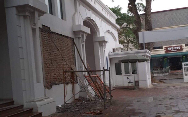 Hình ảnh không đẹp khi buộc phải sử dụng giải pháp gỡ bỏ như thế này - Ảnh: Nguyệt Hà