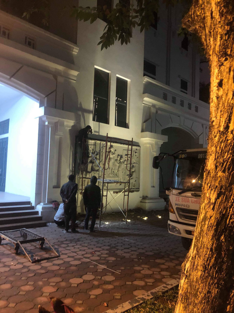 Hình ảnh ghi lại vào thời điểm đục bỏ bức phù điêu có hình thầy hiệu trưởng - Ảnh: Hương Phạm