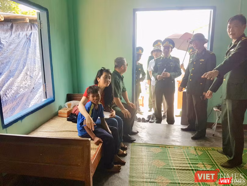 Cán bộ chiến sĩ Đồn Biên phòng Cửa khẩu quốc tế La Lay chung sức giúp dân nghèo xây những căn nhà mới để ổn định cuộc sống vùng biên. Cán bộ chiến sĩ Đồn Biên phòng Cửa khẩu quốc tế La Lay chung sức giúp dân nghèo