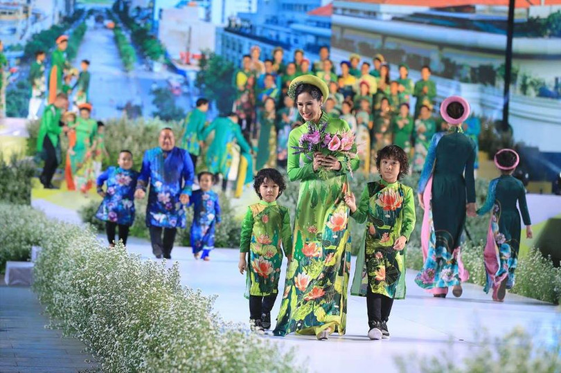 Nhiều nghệ sĩ sải bước cùng các con trên sàn catlwalk Nhiều nghệ sĩ sải bước cùng các con trên sàn catlwalk