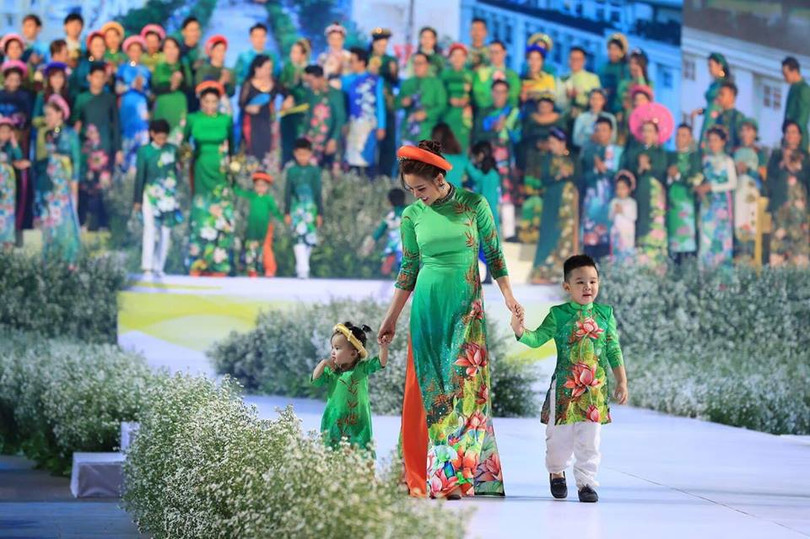 Ca sĩ Vy Oanh cùng hai con Ca sĩ Vy Oanh cùng hai con