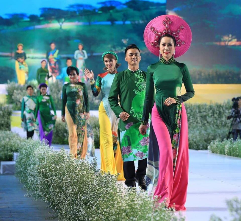 Trịnh Kim Chi dẫn đầu đoàn catwalk Trịnh Kim Chi dẫn đầu đoàn catwalk