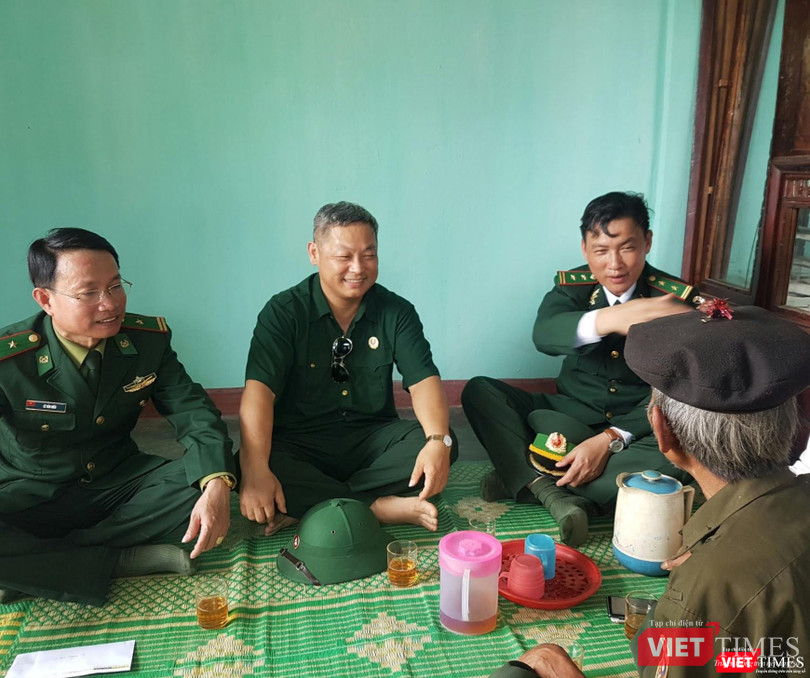 Ngồi ngoài cùng bên trái - ông Lê Văn Hiếu, đồn trưởng Đồn Biên phòng Cửa khẩu quốc tế La Lay cùng các chiến sĩ biên phòng trong ngôi nhà vừa bàn giao cho ông Côn Liên 