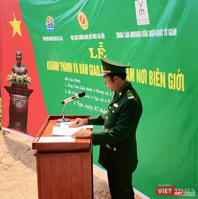 Đại diện cán bộ chiến sĩ Đồn Biên phòng Cửa khẩu quốc tế La Lay trong buổi lễ khánh thành và trao tặng mái ấm biên giới ngày 2/3