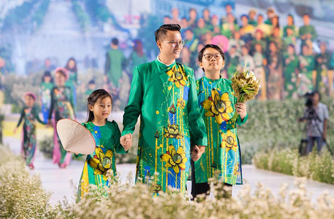 Ca sĩ Hoàng Bách cũng trình diễn áo dài cùng các con Ca sĩ Hoàng Bách cũng trình diễn áo dài cùng các con