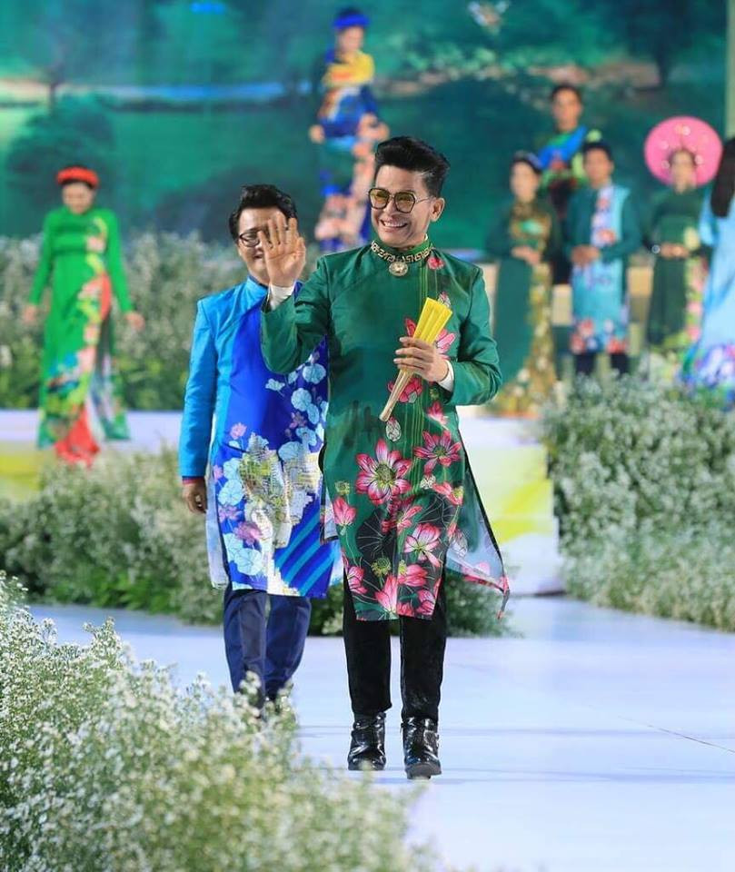 MC Thanh Bạch cùng các nghệ sĩ biểu diễn BST "Thành phố xanh" của NTK Việt Hùng MC Thanh Bạch cùng các nghệ sĩ biểu diễn BST "Thành phố xanh" của NTK Việt Hùng