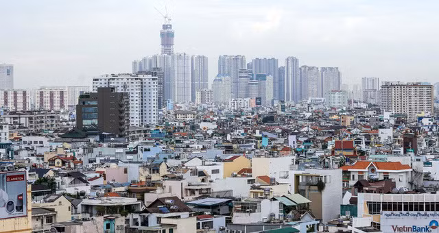 Mật độ dân cư dày đặc tại các khu trung tâm và quá tải về giao thông dẫn khiến thành phố "ngộp thở"