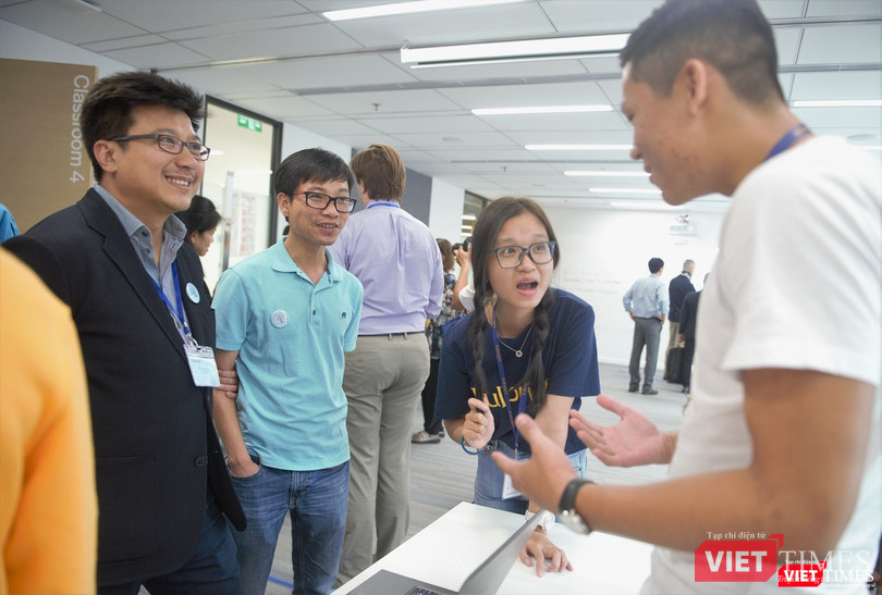 Bạn có nghĩ chàng trai nhỏ bé mặc quần jean, vận áo thun xanh, đi giày thể thao này là một trong những "bộ não" của Google?...