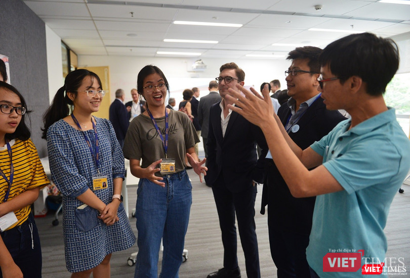 Lê Viết Quốc trong vòng vây của các bạn trẻ, khi họ đã nhận ra chàng trai giản dị này là ai.