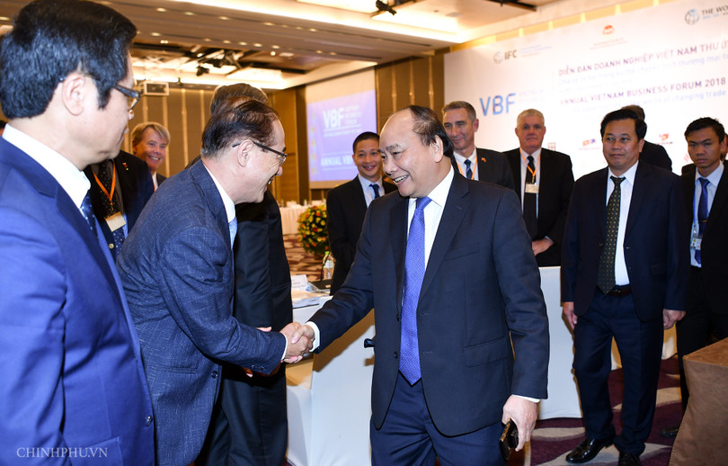 Thủ tướng trao đổi với các đại biểu tham dự Diễn đàn. (Ảnh: VGP)