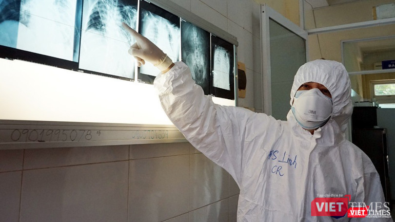 BS Linh đọc kết quả hình ảnh chụp phổi của BN nặng COVID-19 (Ảnh: Lê Bảo, Tuấn Dũng)
