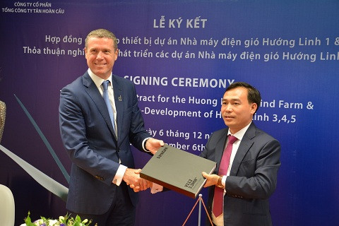 "Đại gia" Mai Văn Huế (trái) trong một lần ký hợp đồng với đối tác.