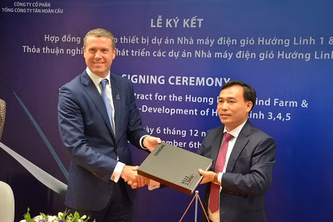 "Đại gia" Mai Văn Huế (trái) trong một lần ký hợp đồng với đối tác.