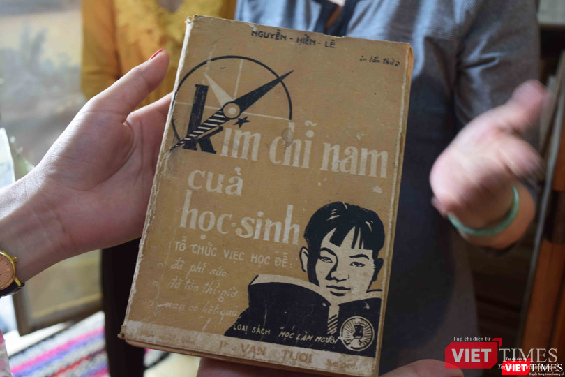 Cuốn "Kim chỉ nam của học sinh" (NXB Phạm Văn Tươi) đang được bảo quản tại ngôi nhà cũ tại tỉnh Long Xuyên của vị học giả quá cố