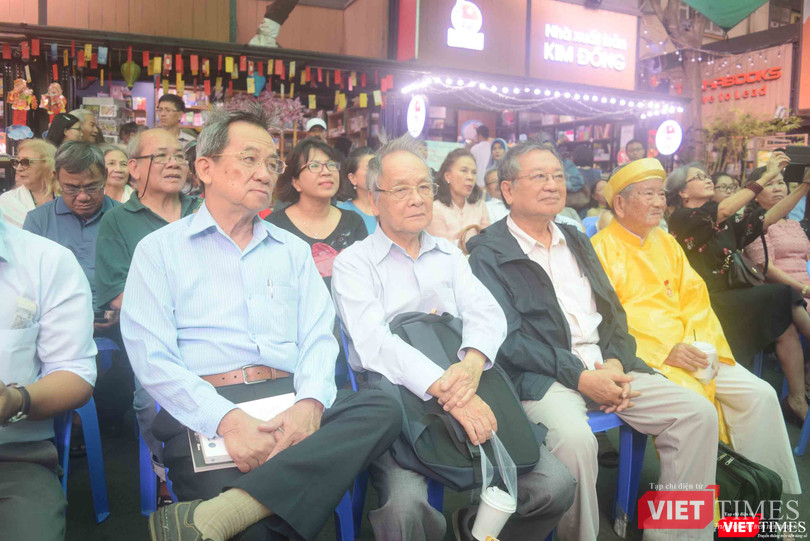 Rất đông các học giả tề tựu đông đủ trò chuyện về học giả Nguyễn Hiến Lê