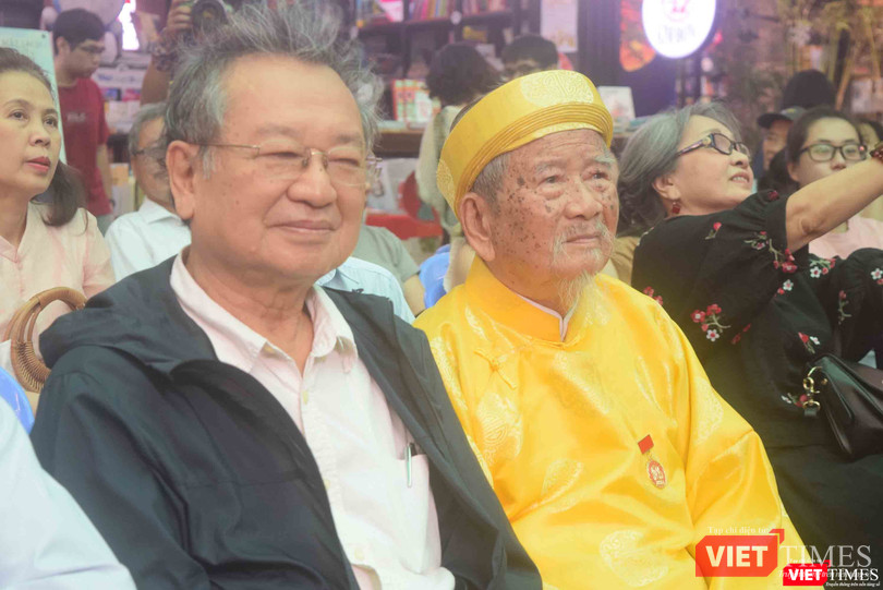 Bác sĩ Đỗ Hồng Ngọc (trái) và nhà nghiên cứu tuổi 98 Nguyễn Đình Tư