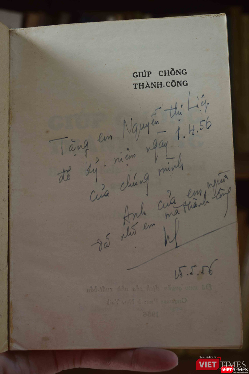 Cuốn "Giúp chồng thành công" có thủ bút của học giả Nguyễn Hiến Lê viết tặng người vợ Long Xuyên của ông, bà Nguyễn Thị Liệp