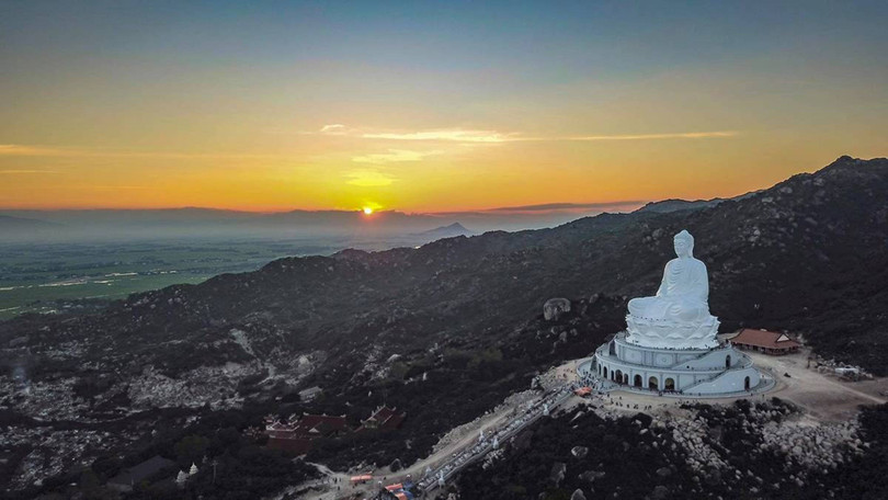 Một góc quần thể du lịch lịch sử, sinh thái và tâm linh tại Khu vực chùa Linh Phong, nơi có tượng Phật ngồi lớn nhất Đông Nam Á. (Ảnh: VnExpress) Một góc quần thể du lịch lịch sử, sinh thái và tâm linh tại Khu vực chùa Linh Phong, nơi có tượng Phật ngồi lớn nhất Đông Nam Á. (Ảnh: VnExpress)