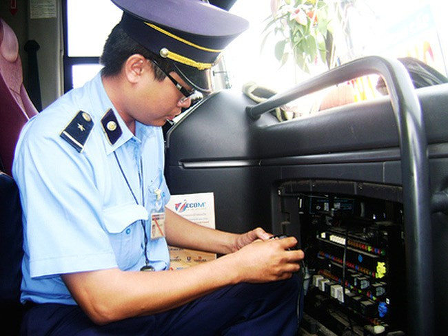 Cơ quan chức năng đang kiểm tra thiết bị giám sát hành trình (Nguồn: vtv.vn) Cơ quan chức năng đang kiểm tra thiết bị giám sát hành trình (Nguồn: vtv.vn)