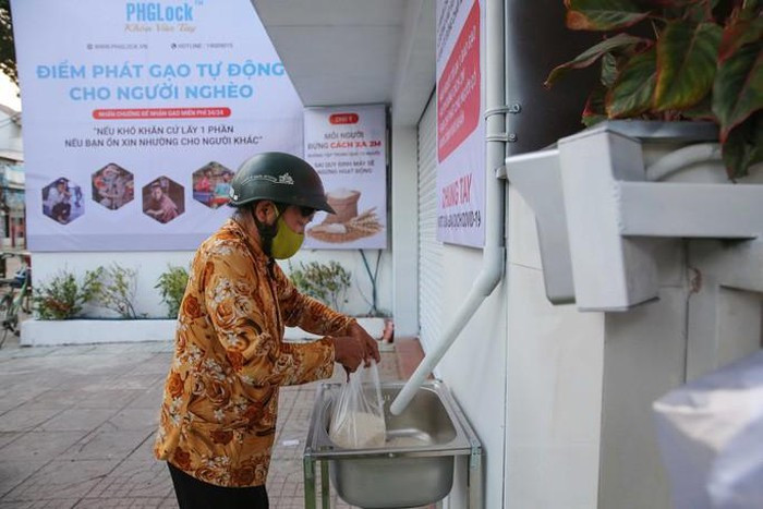 Mới đây, Chủ tịch UBND TP.HCM quyết định thông qua đề xuất 9 tỷ đồng hỗ trợ người bán vé số. Dân nghèo ấm lòng vì sự chung tay của nhiều cá nhân, tổ chức (Ảnh: Hoàng Triều) Mới đây, Chủ tịch UBND TP.HCM quyết định thông qua đề xuất 9 tỷ đồng hỗ trợ người bán vé số. Dân nghèo ấm lòng vì sự chung tay của nhiều cá nhân, tổ chức (Ảnh: Hoàng Triều)