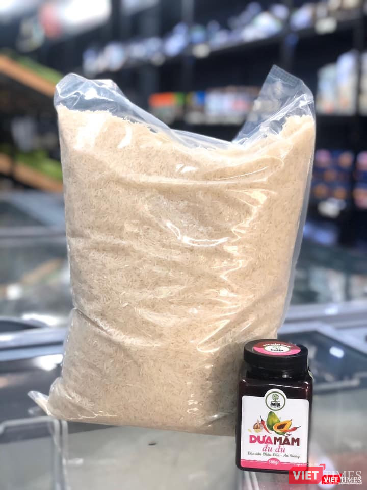 Gạo sạch và dưa mắm tặng người bán vé số của BaKa (Ảnh: Hòa Bình) Gạo sạch và dưa mắm tặng người bán vé số của BaKa (Ảnh: Hòa Bình)