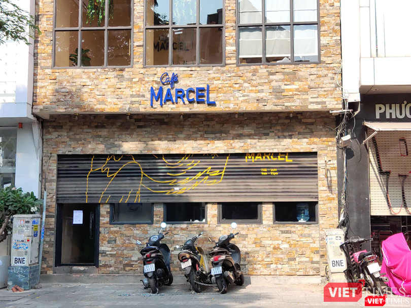 Hàng quán đóng cửa im lìm