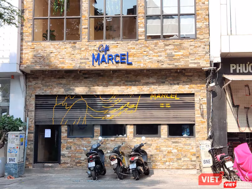 Hàng quán đóng cửa im lìm