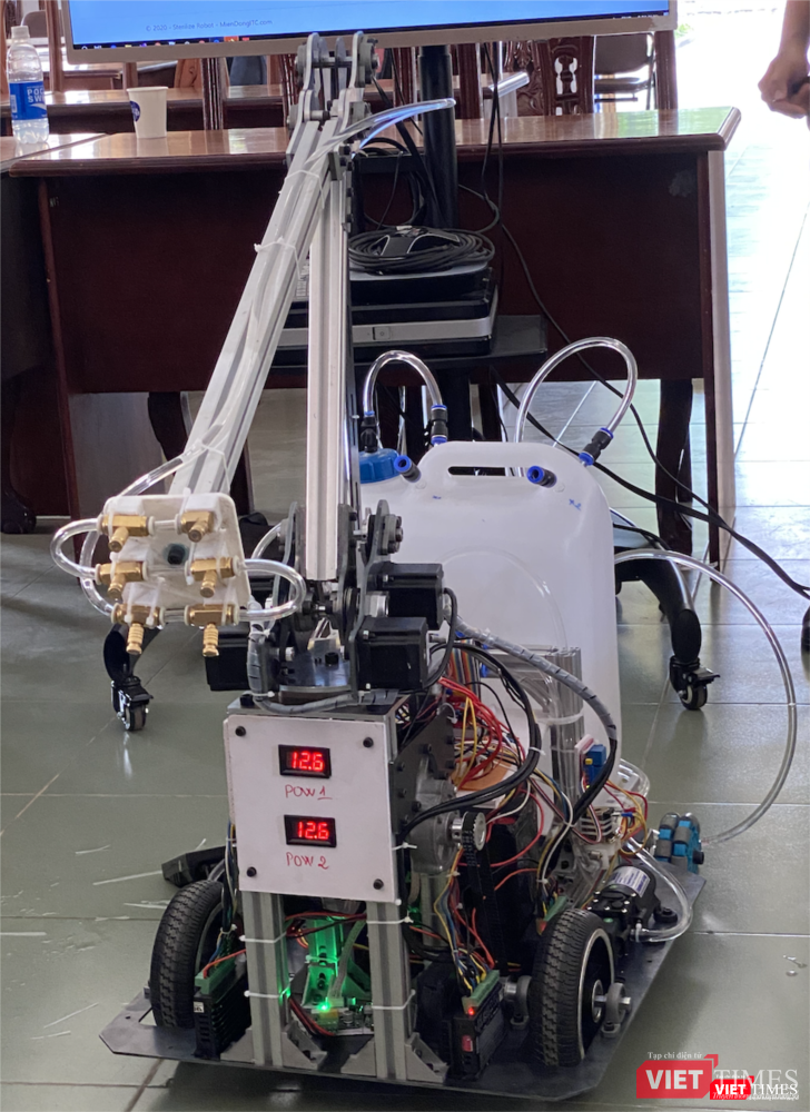 Cận cảnh robot khử khuẩn được đưa vào sử dụng tại BV Dã chiến Củ Chi (Ảnh: SYT) 