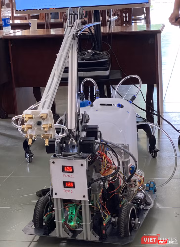 Cận cảnh robot khử khuẩn được đưa vào sử dụng tại BV Dã chiến Củ Chi (Ảnh: SYT) 