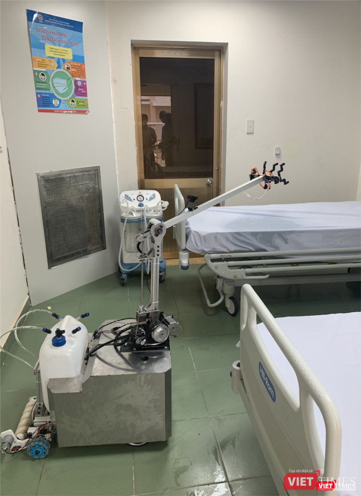 Robot phun thuốc khử khuẩn phòng cách ly 