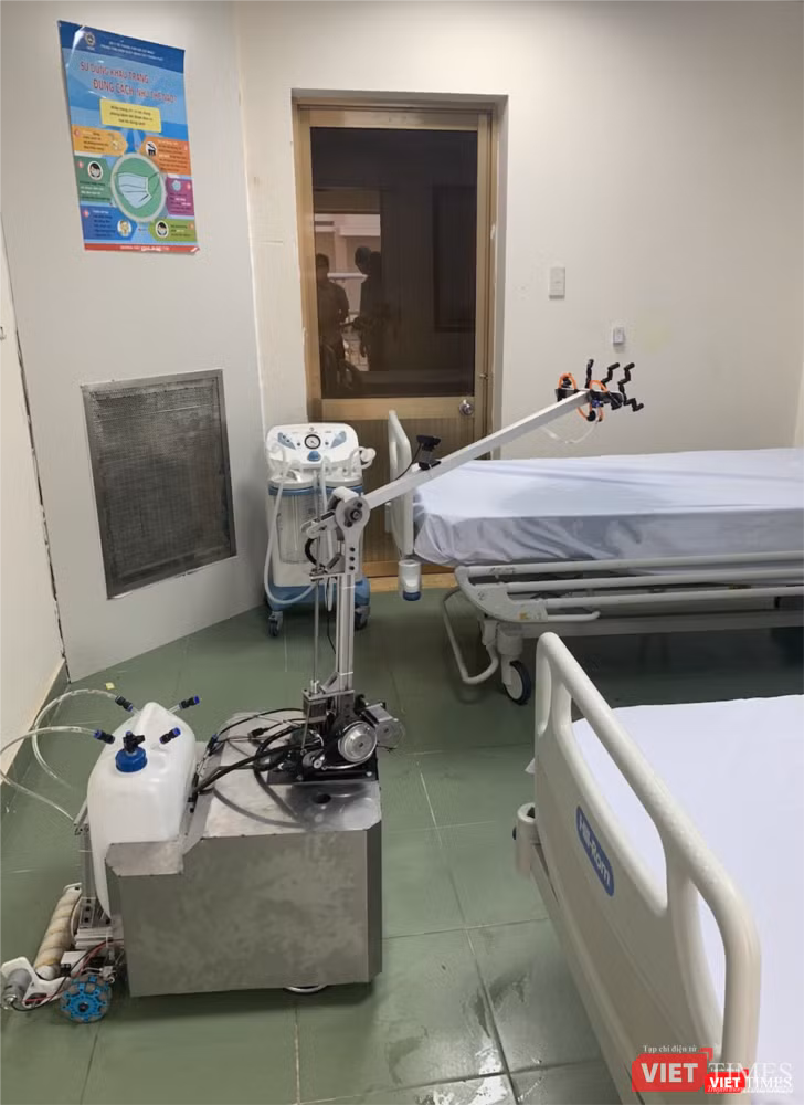 Robot phun thuốc khử khuẩn phòng cách ly 