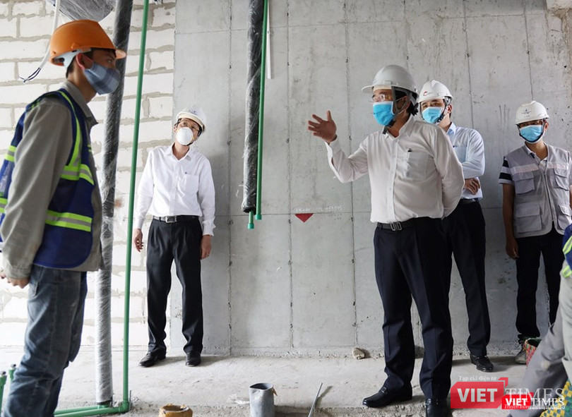 Chủ tịch UBND TPHCM Nguyễn Thành Phong dẫn đầu đoàn kiểm tra (Ảnh: Đình Nguyên) 