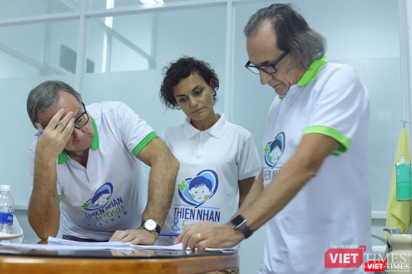 Tranh luận căng thẳng với đồng nghiệp trước các ca phẫu thuật 