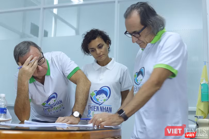 Tranh luận căng thẳng với đồng nghiệp trước các ca phẫu thuật Tranh luận căng thẳng với đồng nghiệp trước các ca phẫu thuật